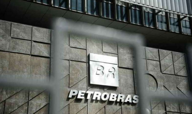 Venda de refinarias não mexe no preço dos combustíveis, diz Petrobras