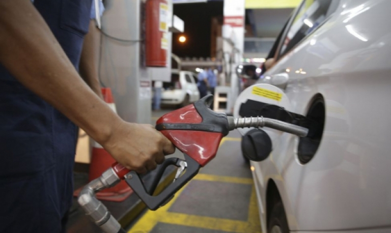 Gasolina sobe pela 5ª semana seguida nos postos; diesel recua levemente