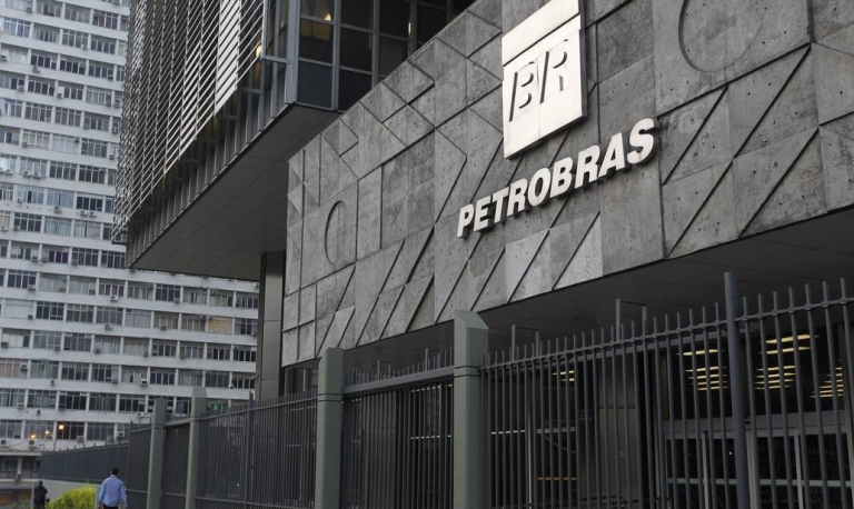 Petrobras reduz em 15,7% preços da gasolina de aviação
