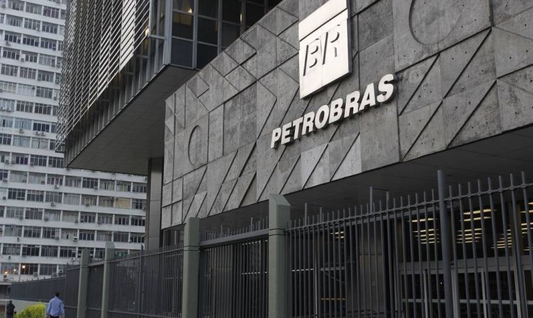Petrobras anuncia cortes nos preços dos combustíveis a conta-gotas às vésperas da eleição