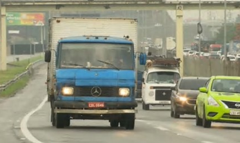 Lei sancionada por Bolsonaro dá brecha para caminhoneiro rodar sem descanso