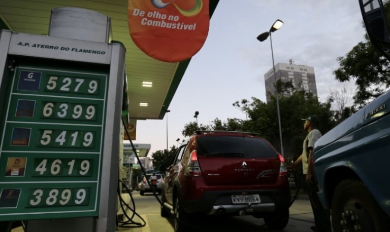Preço da gasolina pode cair 5%, diz corretora